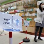 Un cartel informa de la localización dentro de una farmacia en Madrid donde se han realizado pruebas de antígenos en campañas de cribado