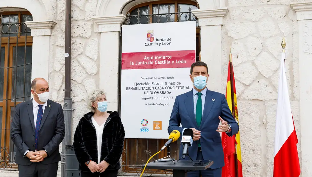 El consejero de la Presidencia, Ángel Ibáñez, visita las obras de rehabilitación de la Casa Consistorial de Olombrada financiadas por la Junta. En la imagen junto a la alcaldesa Rosa María frías y Miguel Ángel de Vicente, presidente de la Diputación de Segovia