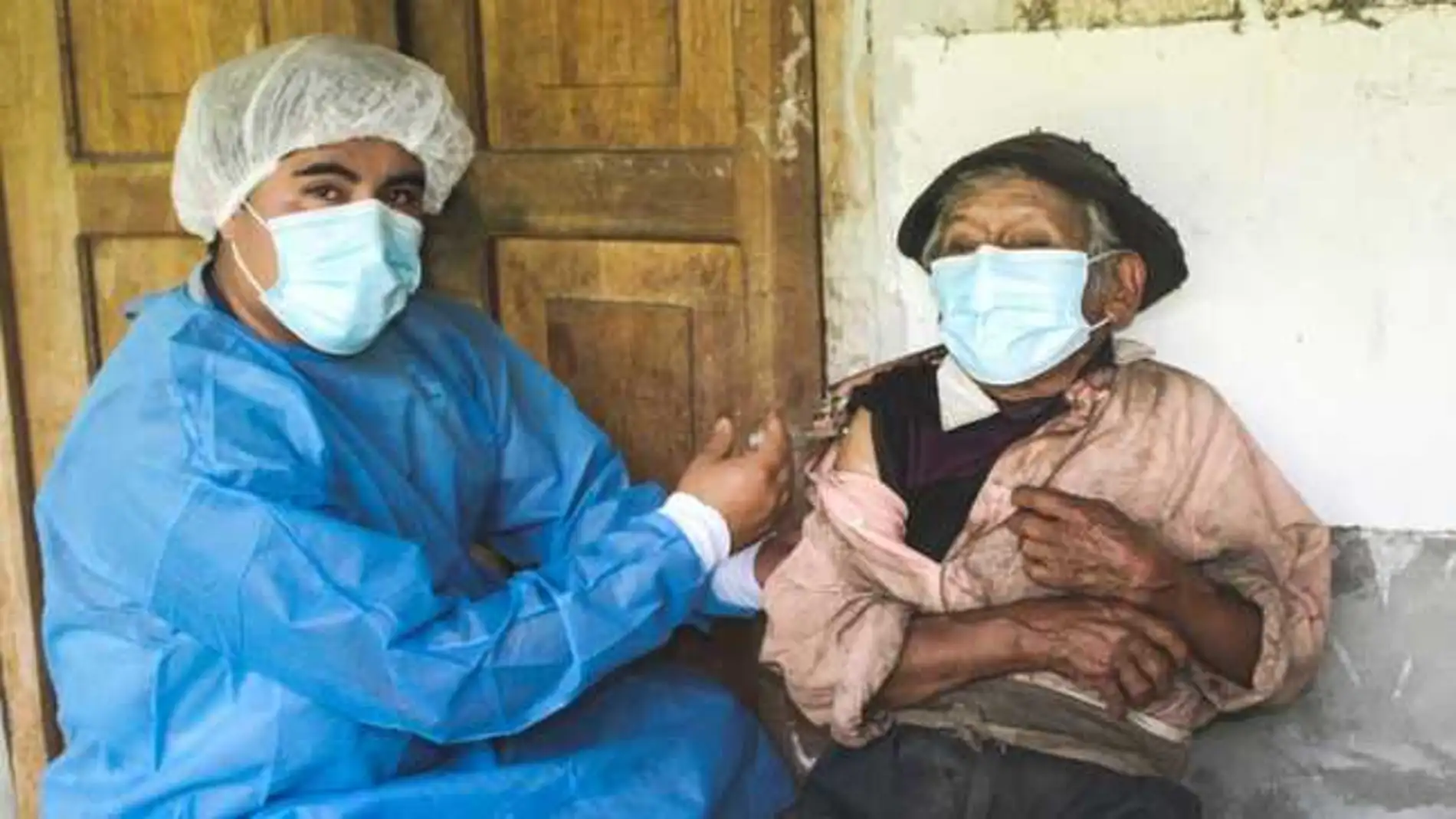 Marcelino Abad , de 121 años, fue vacunado en su casa