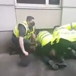 Un policía golpea a un aficionado del Manchester United.