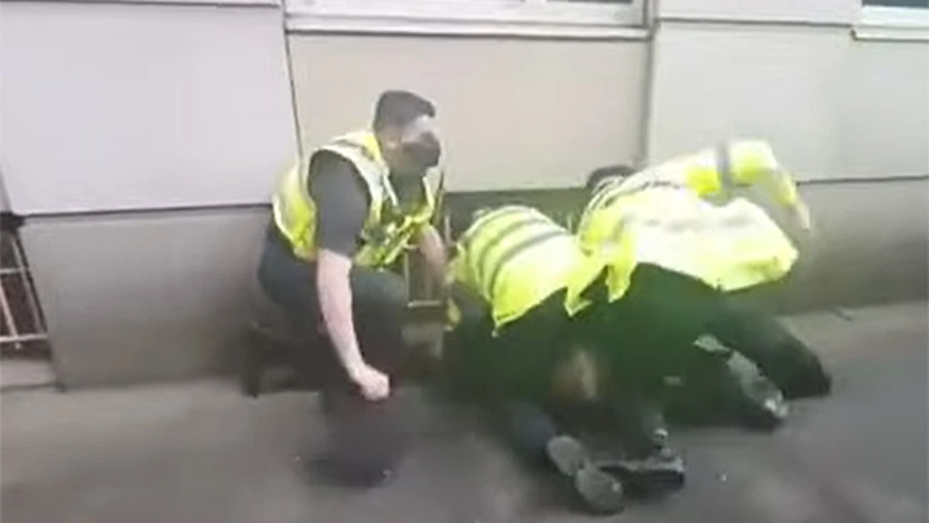 Un policía golpea a un aficionado del Manchester United.