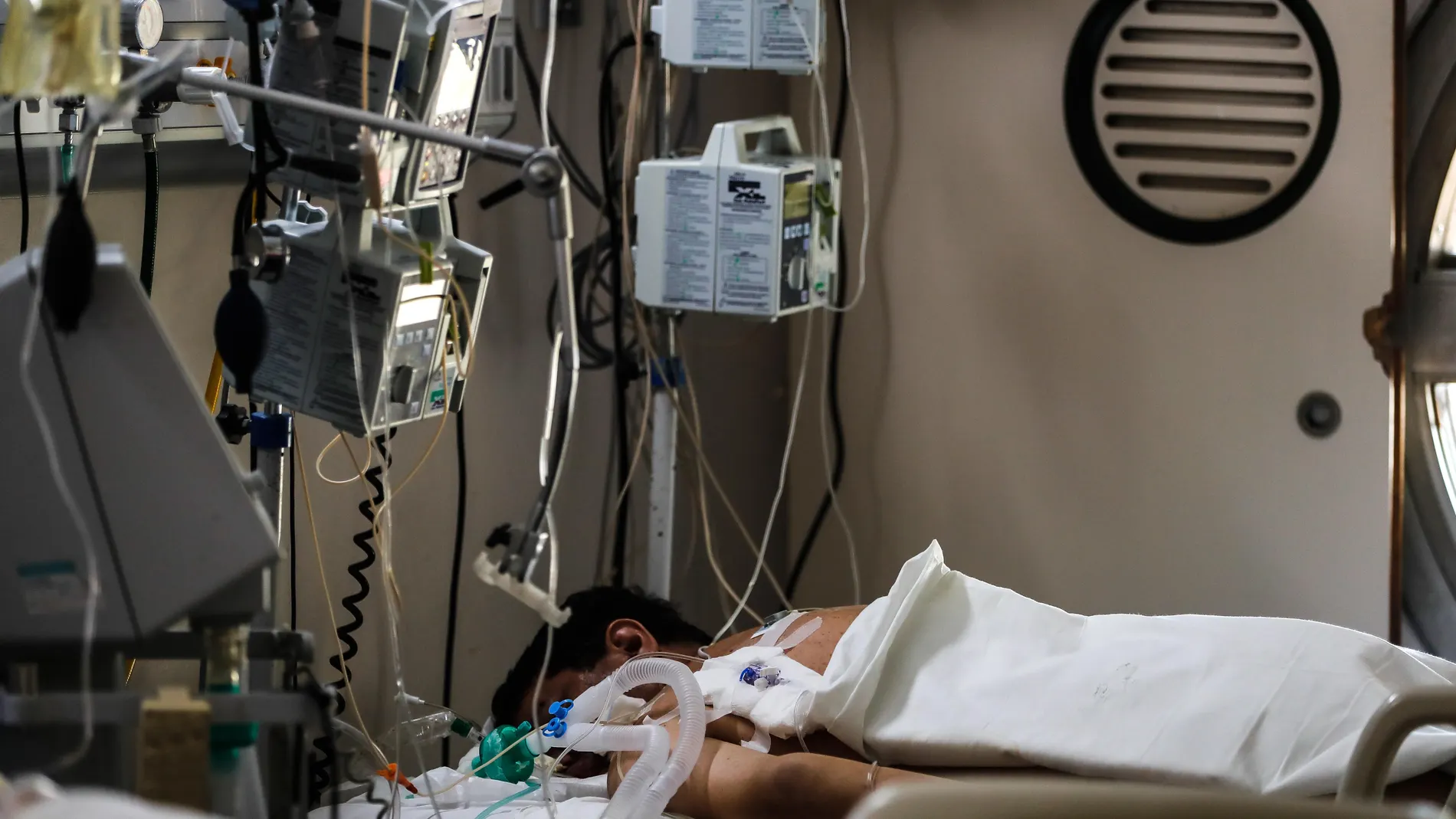 Vista de pacientes en una Unidad de Cuidados Intensivos en un hospital. EFE/Juan Ignacio Roncoroni