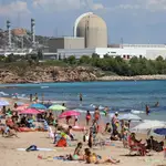 Vista desde la playa de la Almadraba de la central nuclear de Vandellòs (Tarragona)