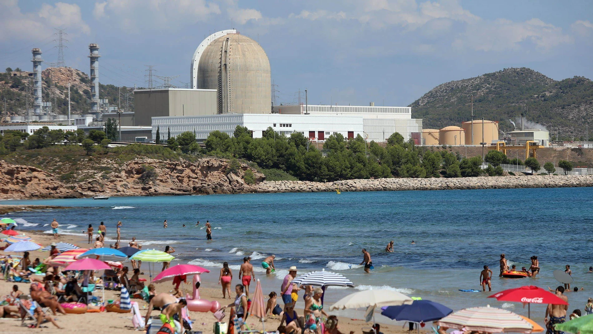 Vista desde la playa de la Almadraba de la central nuclear de Vandellòs (Tarragona)