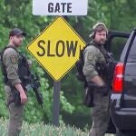 Agentes de la ley vigilan cerca de la entrada a la sede de la Agencia Central de Inteligencia (CIA) después de un incidente de seguridad en Langley, Virginia, EE. UU.