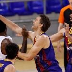 Pau Gasol pelea por hacerse con el balón con Black