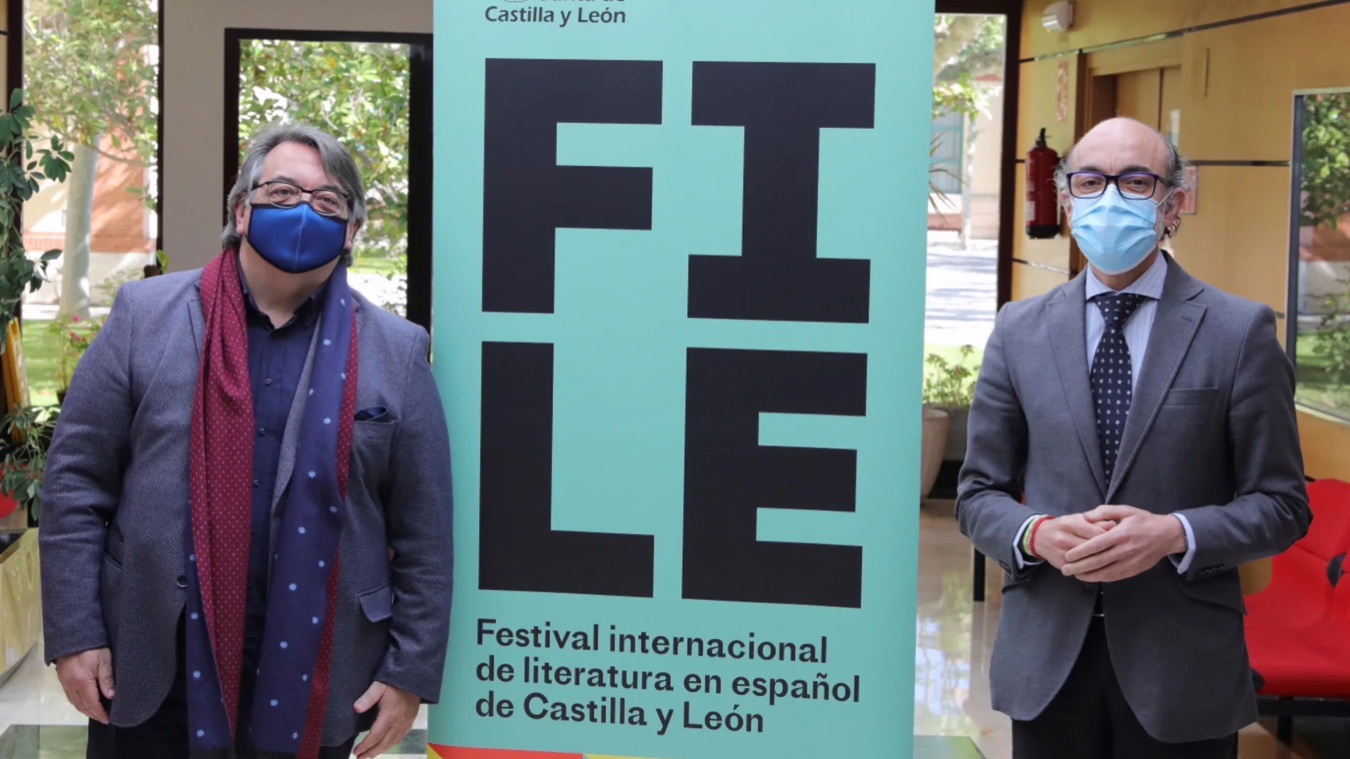 El consejero de Cultura y Turismo, Javier Ortega (d), presenta el Festival Internacional de Literatura de Castilla y León acompañado de su director literario, Jesús Ruiz Mantilla