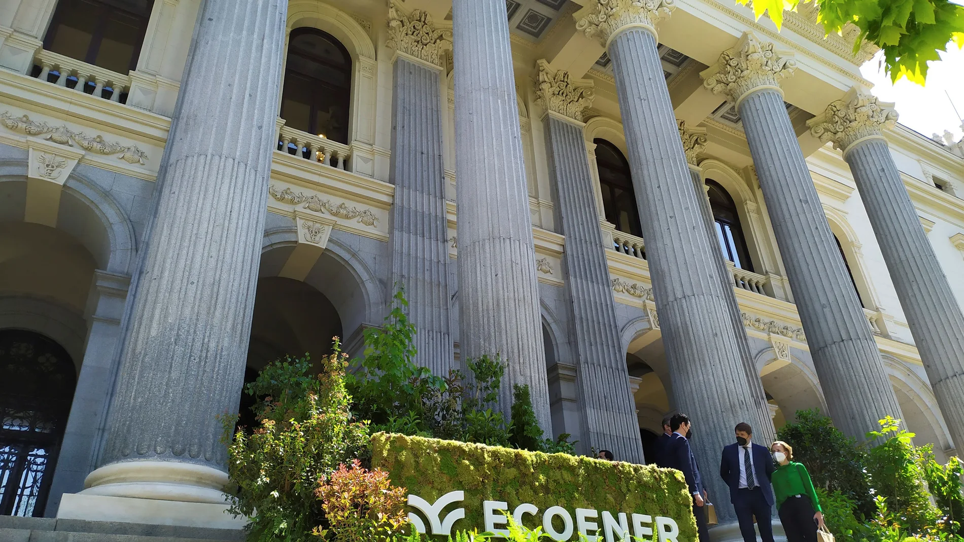 El logotipo de Ecoener decora la fachada del Palacio de la Bolsa en Madrid con motivo de su debut, ayer, en bolsa