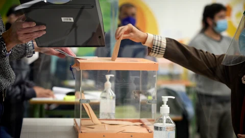 Una mujer vota en una mesa electoral