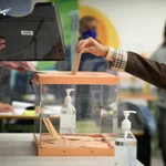 Una mujer vota en una mesa electoral