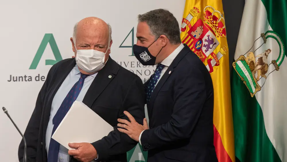 El consejero de Salud y Familias, Jesús Aguirre (i) y el consejero de Presidencia, Administración Pública e Interior y portavoz del gobierno andaluz, Elías Bendodo (d)