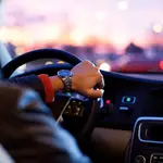 La nueva Ley de Tráfico endureció las sanciones por sujetar el teléfono móvil al volante