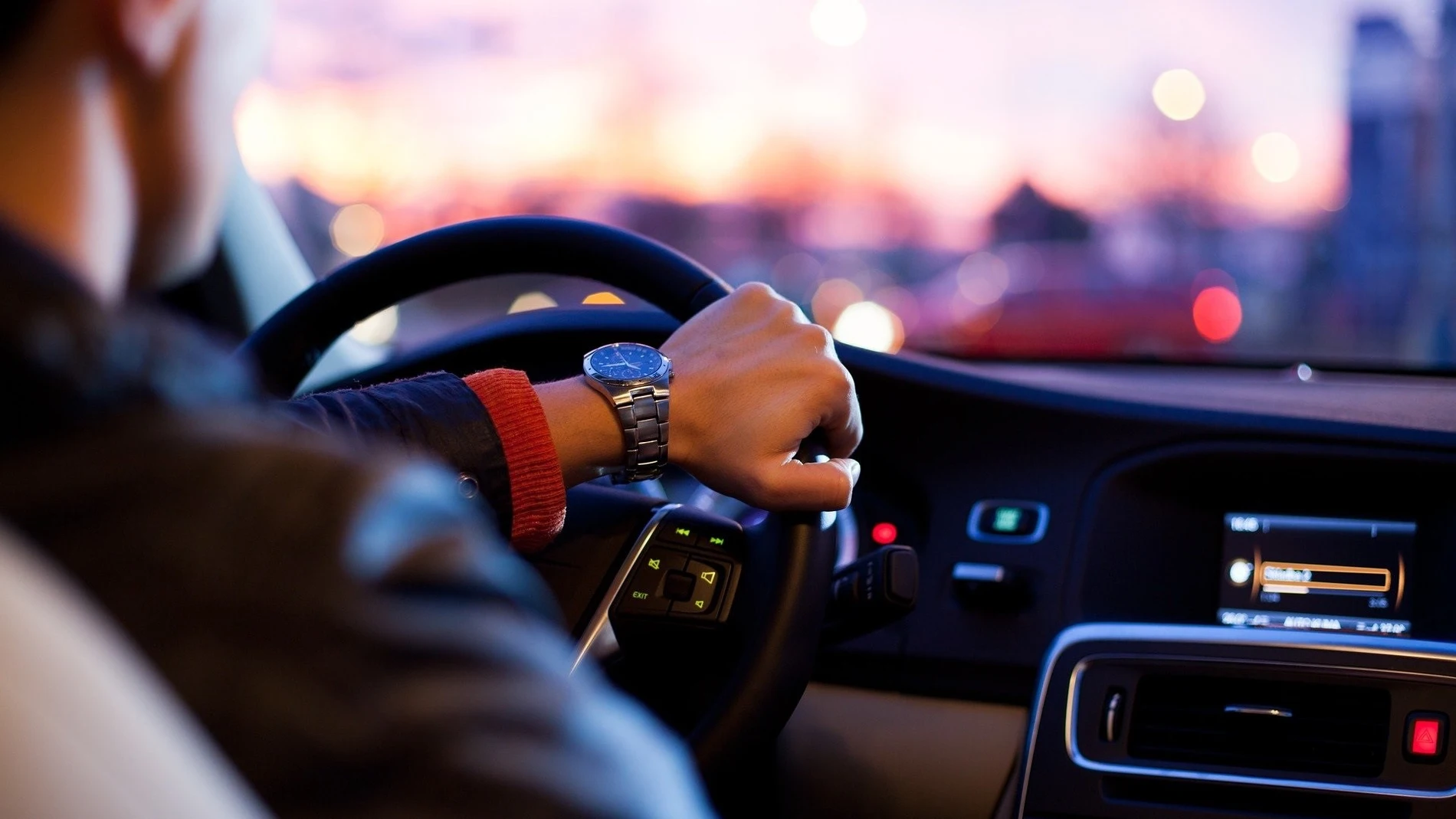 La nueva Ley de Tráfico endureció las sanciones por sujetar el teléfono móvil al volante