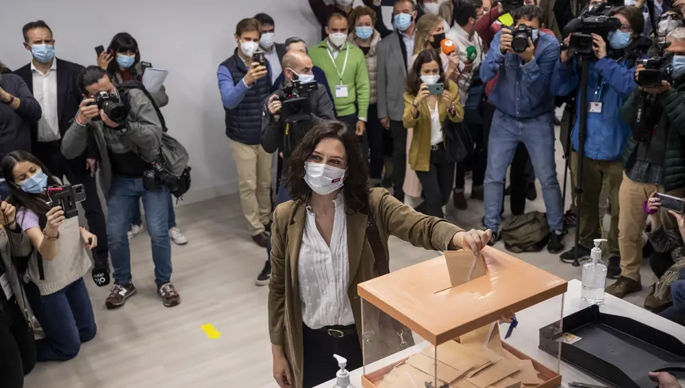 Isabel Díaz Ayuso ejerciendo su derecho al voto. (AP Photo/Bernat Armangue)