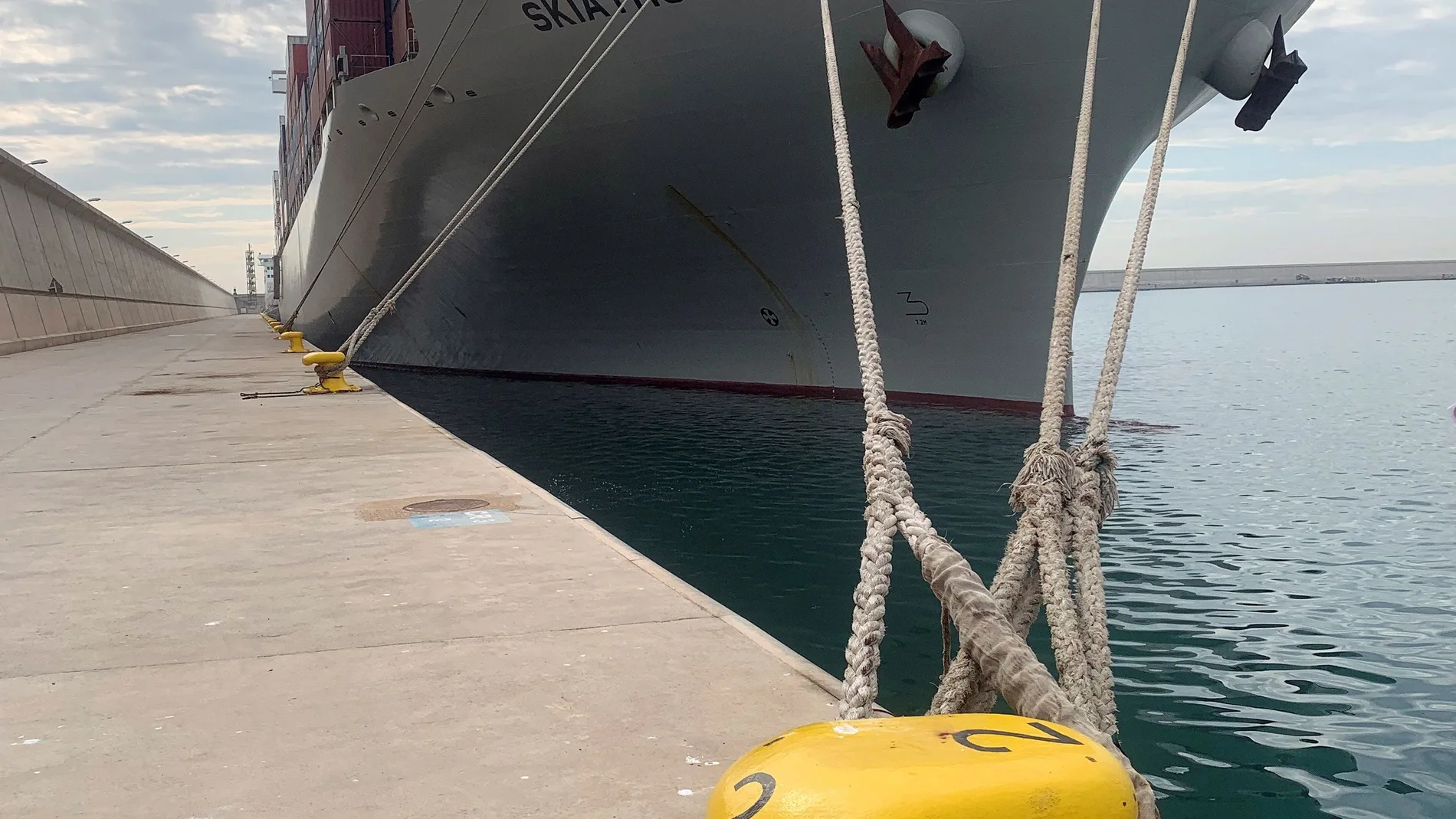 Un total de trece tripulantes de los dos barcos confinados en el puerto de València por presentar algunos de ellos síntomas de la covid-19 han dado positivo en coronavirus