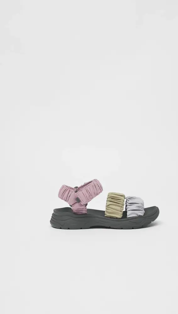 Sandalia plataforma fruncidos de Zara Kids
