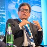 GRAF519. LONDRES, 18/06/2019.- Fotografía de archivo fechada el 18 de junio de 2019, que muestra al ministro de Hacienda y Crédito Público de Colombia, Alberto Carrasquilla, mientras participa en la jornada Inside Out 2019, en Londres (R.Unido). Carrasquilla, renunció este lunes, un día después de que el presidente Iván Duque ordenara el retiro del proyecto de ley de reforma tributaria presentado al Congreso que detonó las protestas callejeras en el país en las que han muerto al menos 19 personas. "Mi continuidad en el Gobierno dificultaría la construcción rápida y eficiente de los consensos necesarios" para sacar adelante otro proyecto de reforma, manifestó el funcionario en su carta de renuncia a Duque. EFE/ Ángeles Rodenas ARCHIVO