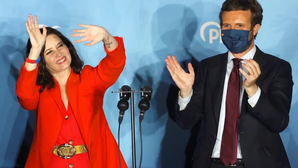 La presidenta de la Comunidad de Madrid y candidata por el Partido Popular a la reelección, Isabel Díaz Ayuso, acompañada por el presidente del partido Pablo Casado.