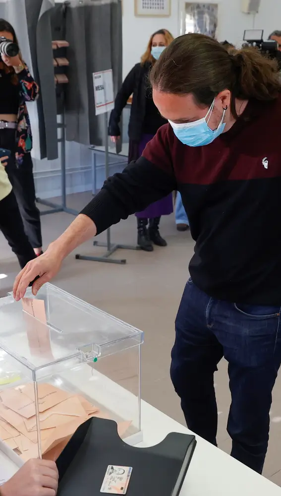 El candidato de Unidas Podemos a la Presidencia de la Comunidad de Madrid, Pablo Iglesias, ejerce su derecho al voto en el Colegio público La Navata. EFE/J.J. Guillén