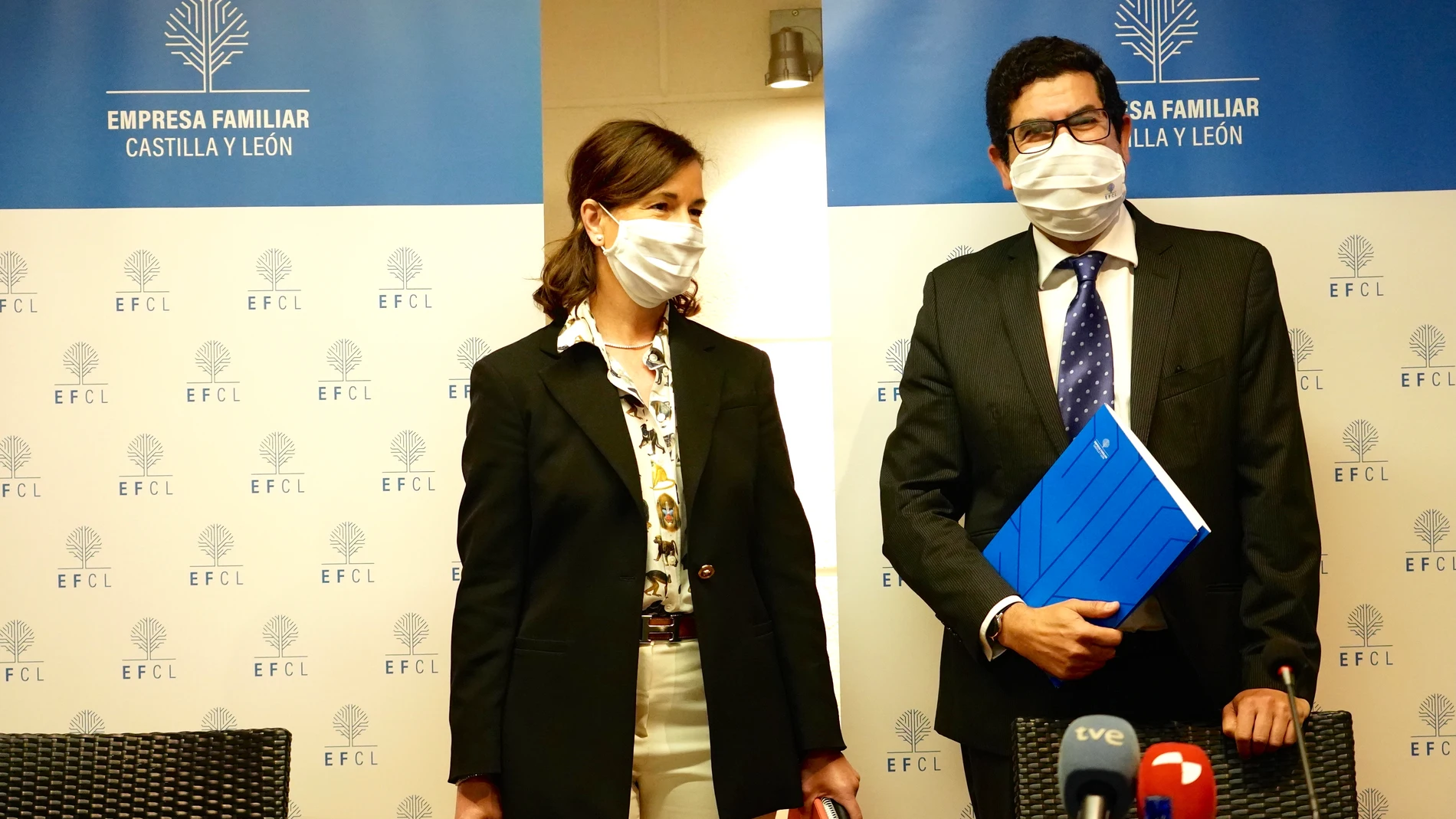 La presidenta de Empresa Familiar de Castilla y León, Rocío Hervella, y el director general, Eduardo Estévez
