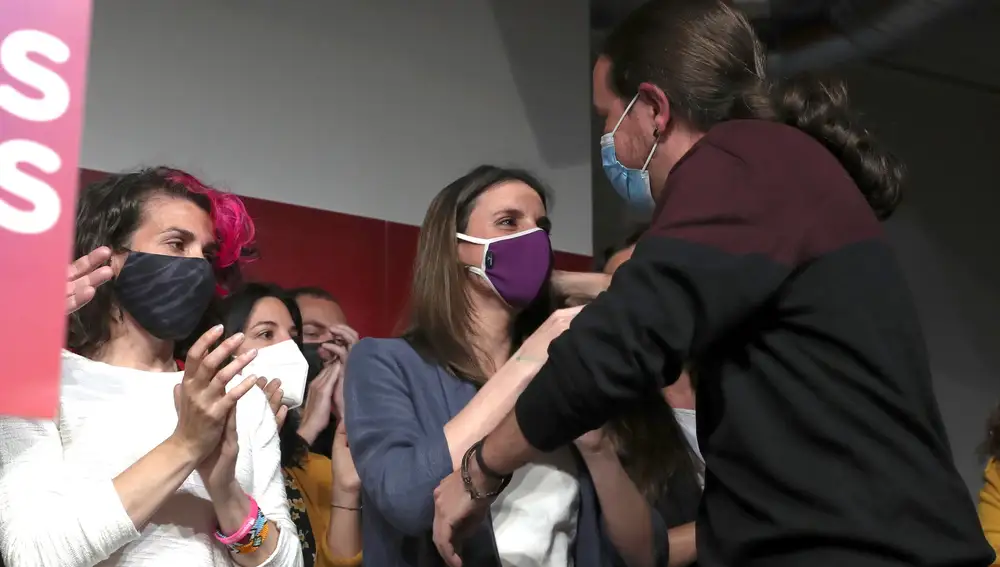 Pablo Iglesias saluda a Irene Montero tras comparecer ante los medios