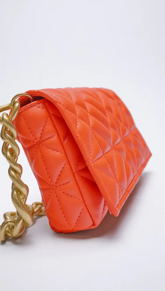 El nuevo bolso de Zara que es una 'plaga' en Instagram ya no es solo verde, lo tienes en colores!