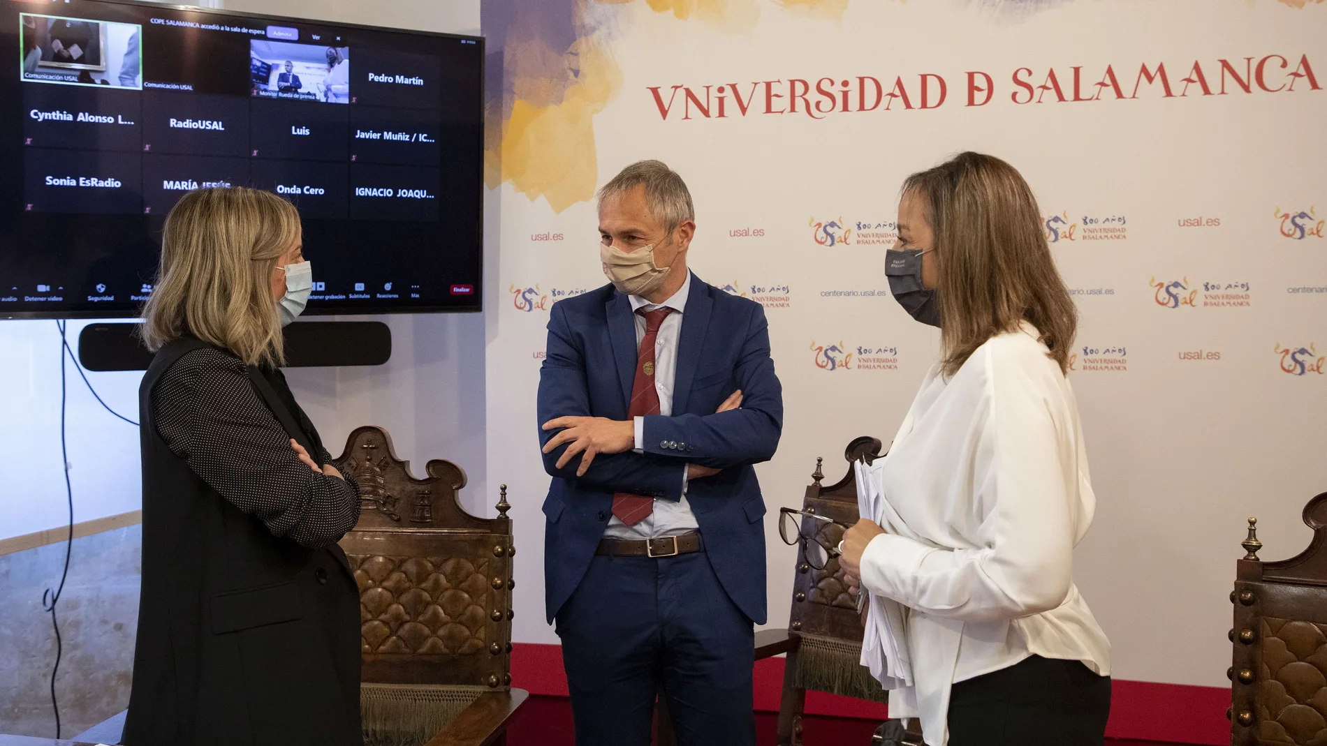 El rector de la Universidad de Salamanca, Ricardo Rivero, presenta el programa de investigación 'Usal4excellence' para la incorporación de científicos de excelencia en el Estudio salmantino. En la imagen junto a Blanca Ares, directora General de Universidades e Investigación de la JCYL (I) y Susana Pérez, vicerrectora de Investigación y Transferencia