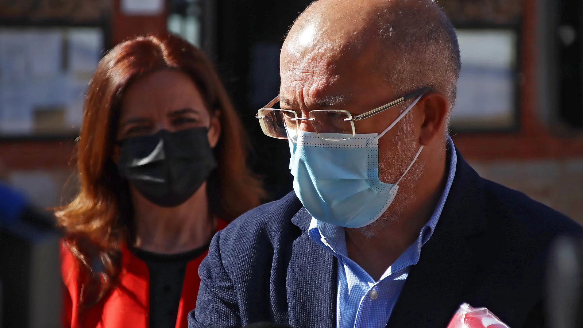 El vicepresidente Francisco Igea, acompañado de la consejera Ana Carlota Amigo, atiende a los medios a su llegada Santa Colomba de Somoza (León)