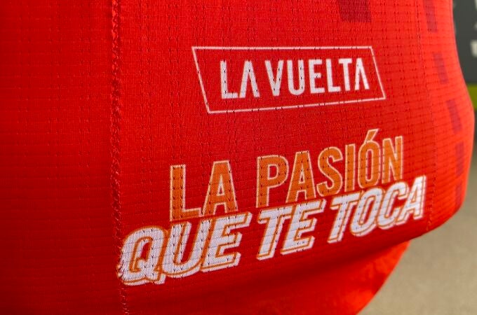 Detalle de 'La Roja', maillot de líder en La Vuelta 21 creado por Santini