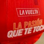 Detalle de 'La Roja', maillot de líder en La Vuelta 21 creado por Santini