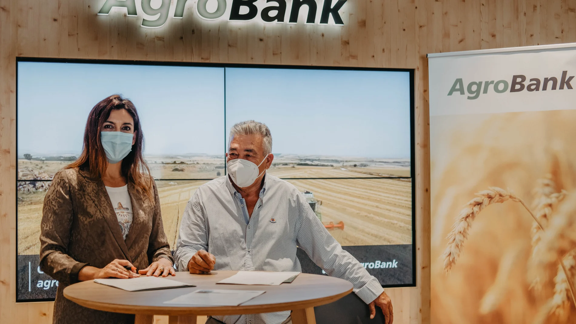 La directora de negocio de CaixaBank en Bajo Guadalquivir, Magdalena Salas, y el presidente de Agama, Antonio García, en la firma del convenio