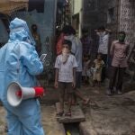 Un trabajador sanitario da pautas a la población sobre cómo protegerse del coronavirus en India, país que se convertirá el próximo año en el más poblado del planeta