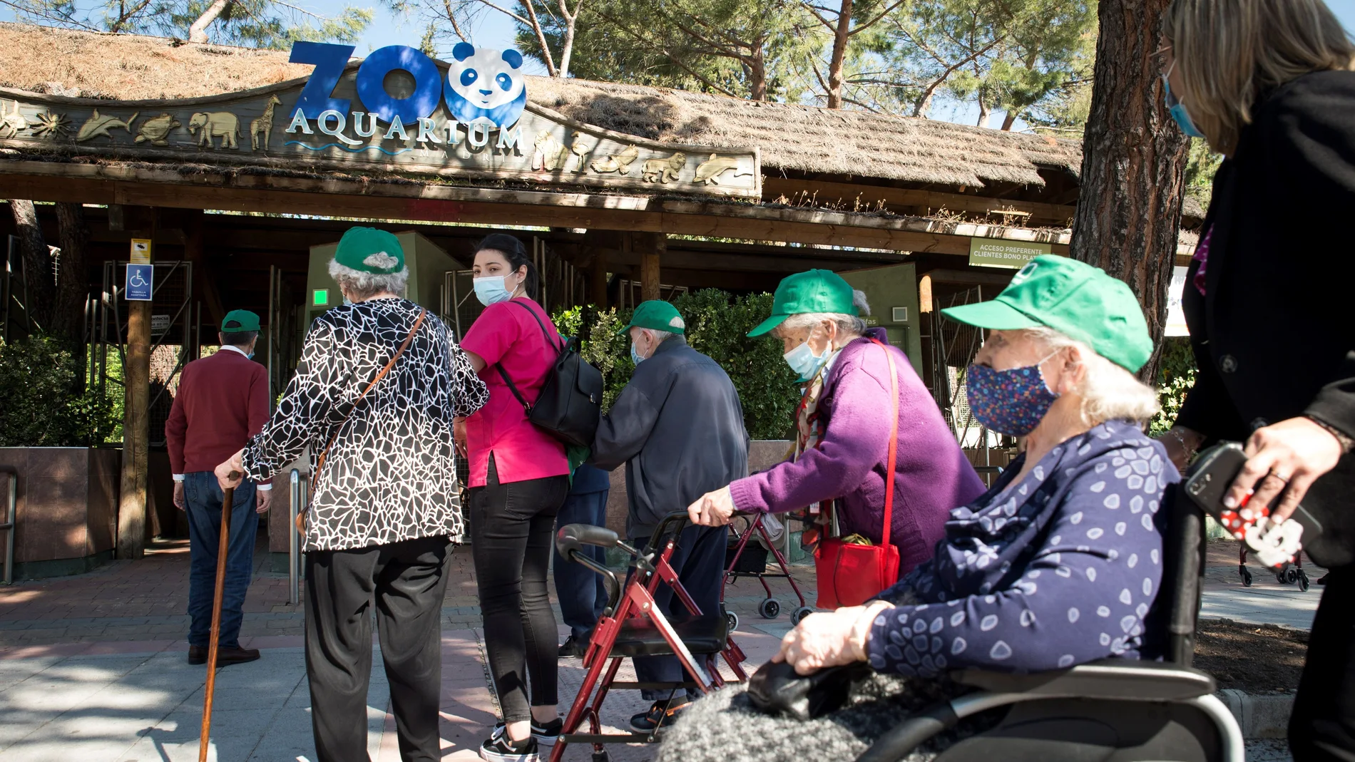 En la imagen, ancianos de dos residencias madrileñas disfrutan de su primera salida grupal este miércoles al Zoo Aquarium de Madrid tras quince meses encerrados por la pandemia en sus residencias, de las que finalmente ya pueden salir después de la vacunación.