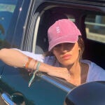 Sara Carbonero con la gorra 'bad hair days'.