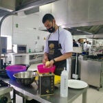 Uno de los participantes del concurso prepara una tortilla de patatas durante la prueba