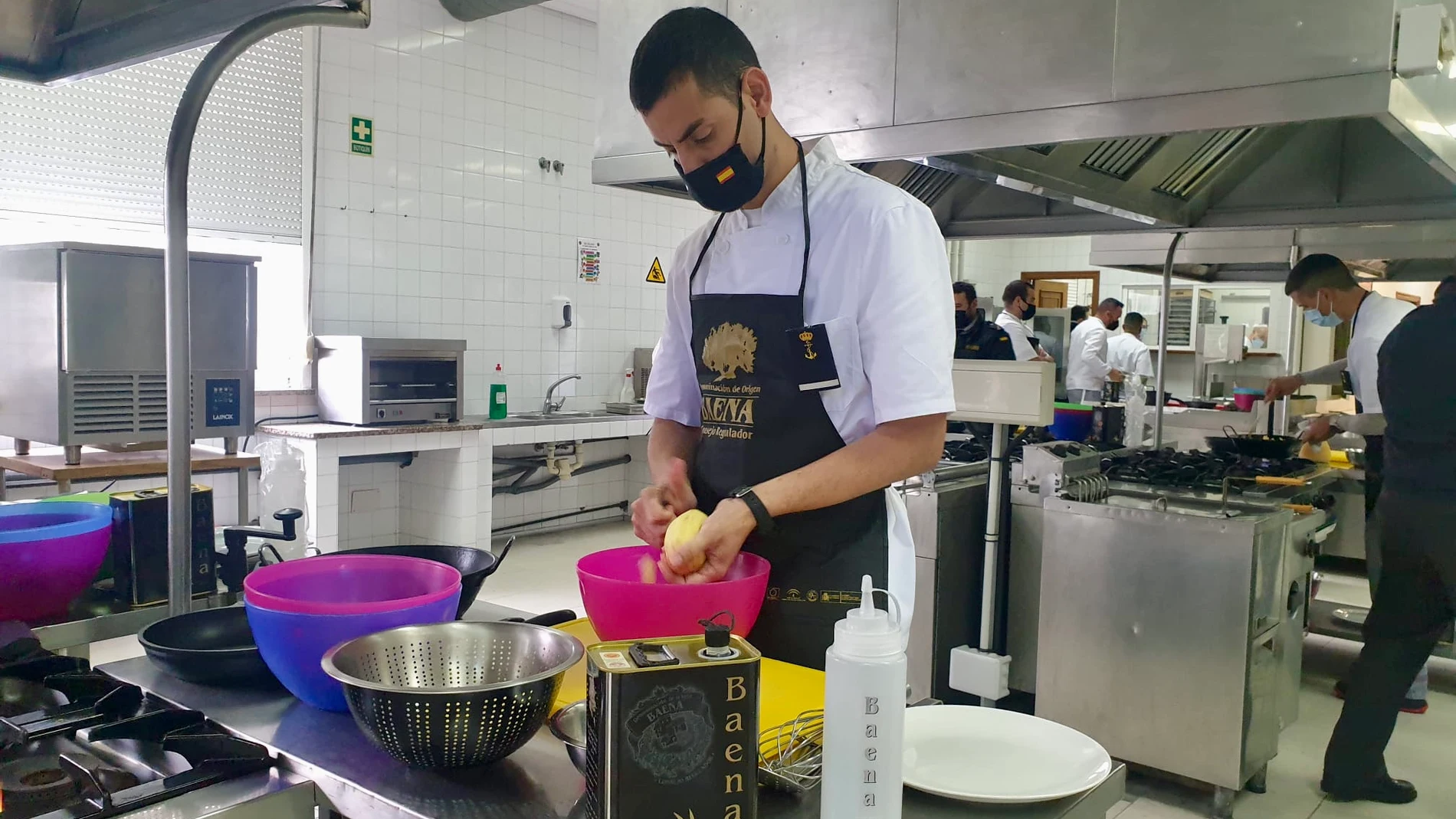 Uno de los participantes del concurso prepara una tortilla de patatas durante la prueba