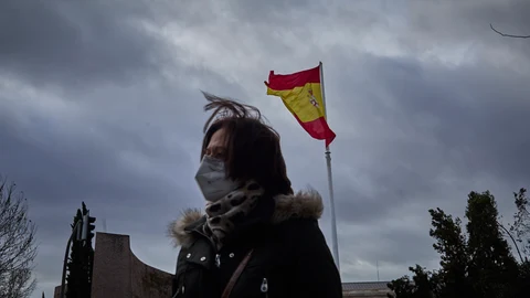 Una mujer en la plaza de Colón de la ciudad de Madrid