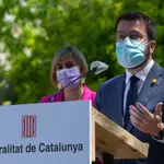 El vicepresidente del Govern y presidente en funciones, Pere Aragonès (d) junto a la consellera de Salutd, Alba Vergès (i) atienden a los medios durante la visita al recientemente inaugurado CUAP de Mataró.