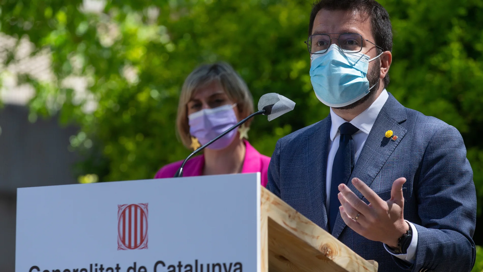 El vicepresidente del Govern y presidente en funciones, Pere Aragonès (d) junto a la consellera de Salutd, Alba Vergès (i) atienden a los medios durante la visita al recientemente inaugurado CUAP de Mataró.