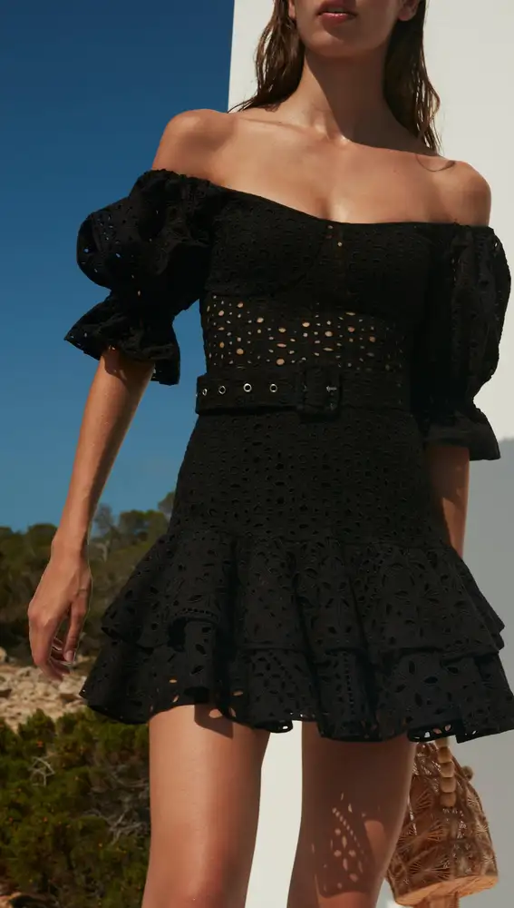 Hasta que podamos volver a Ibiza, queremos vestido negro de Violeta Mangriñán que nos traslada a la isla bonita (y queda perfecto con botas cowboy)