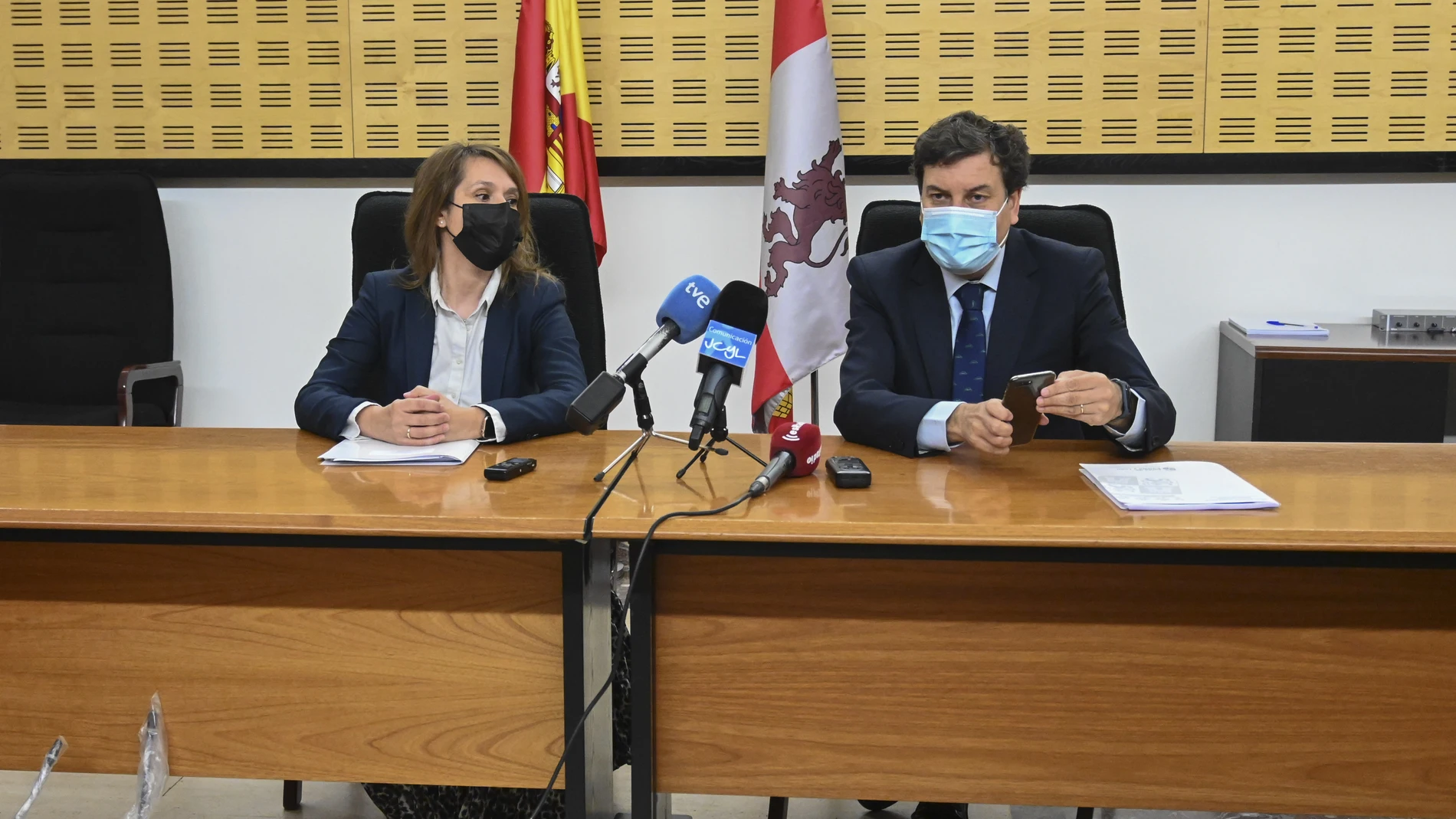 La consejera Rocío Lucas junto al consejero Carlos Fernández Carriedo al formar la mesa científico-tecnológica