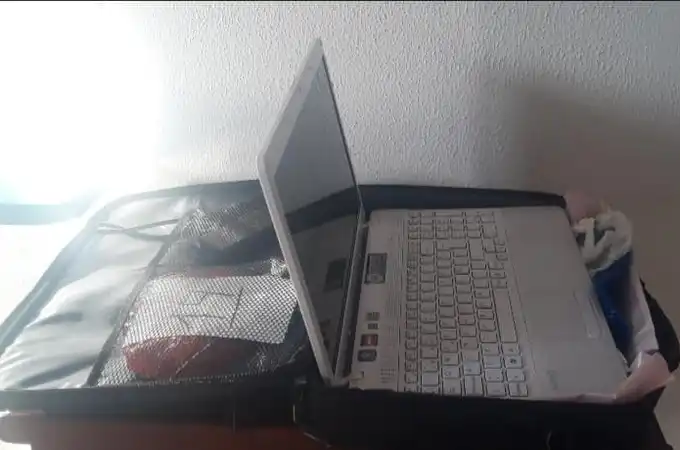 Aparecen misteriosos maletines en Chiclana: llevan un portátil dentro y nadie sabe quién los deja 