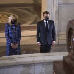 Emmanuel Macron y su mujer, Brigitte Macron, frente a la tumba de Napoelón Bonaparte en los actos del bicentenario de su fallecimiento