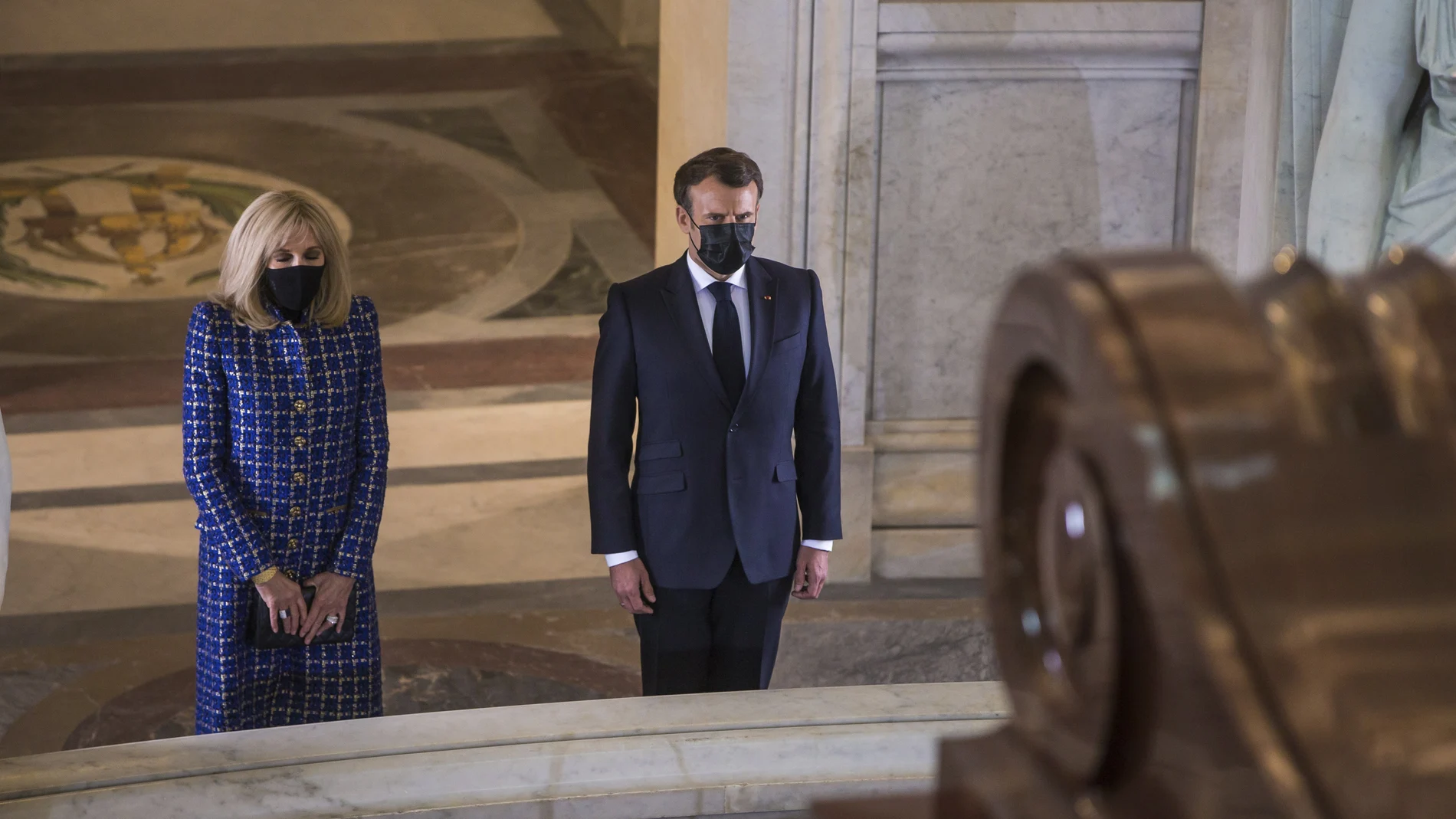 Emmanuel Macron y su mujer, Brigitte Macron, frente a la tumba de Napoelón Bonaparte en los actos del bicentenario de su fallecimiento