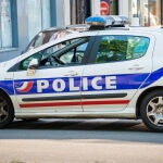 El agresor fue detenido por la policía una media hora después cercana con un fusil, una pistola de gas y cartuchos
