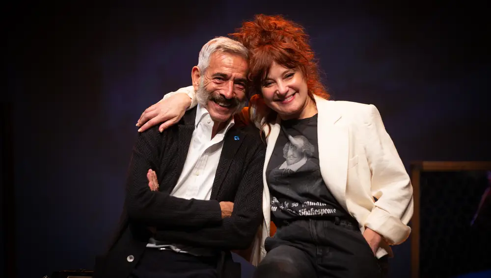 Los actores Imanol Arias y Ana Villa posan durante la presentación de la obra “El coronel no tiene quien le escriba” en el Teatro Poliorama, a 5 de mayo de 2021, en Barcelona, Catalunya (España).