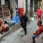 Un agente policial durante la redada en la favela Jacarezinho contra el narcotráfico en Río de Janeiro