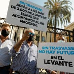 Varias personas participan en una concentración convocada a las puertas de la Delegación de Gobierno de Murcia