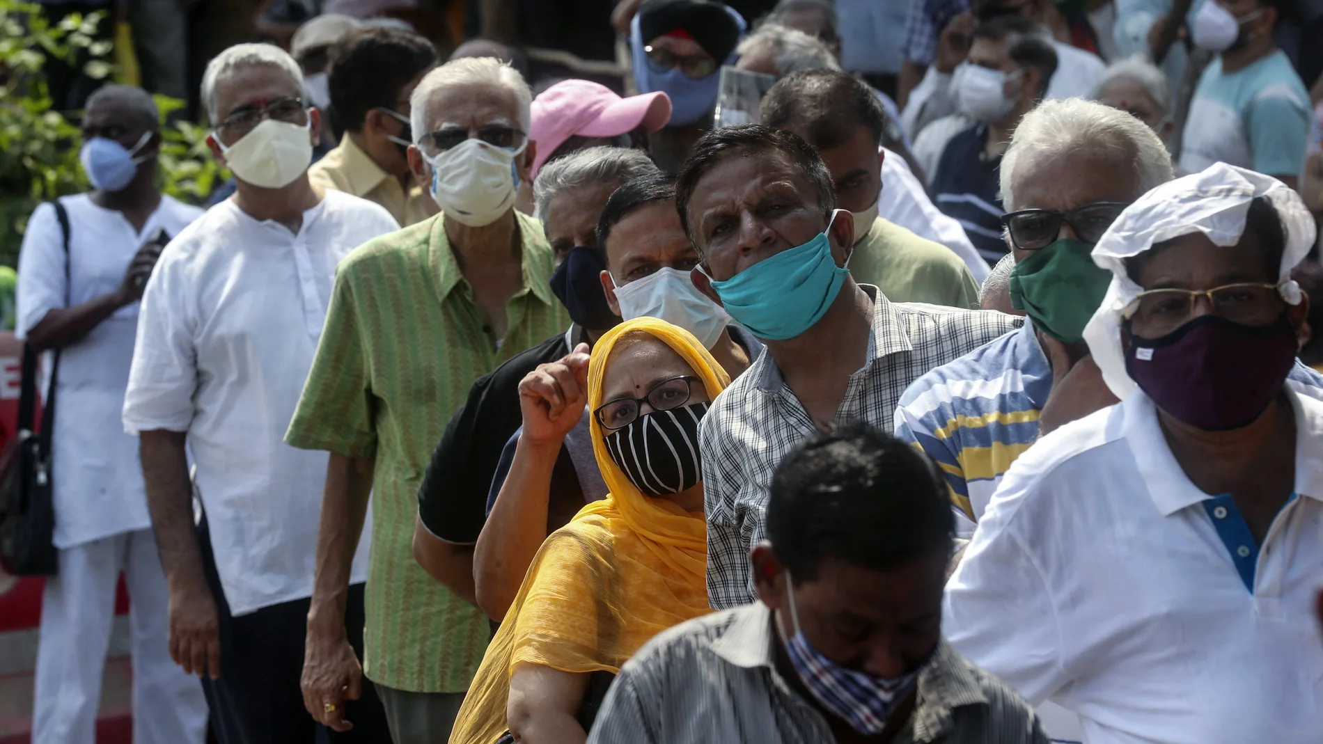 Ciudadanos hacen cola para recibir la vacuna contra la Covid-19 en Bombay