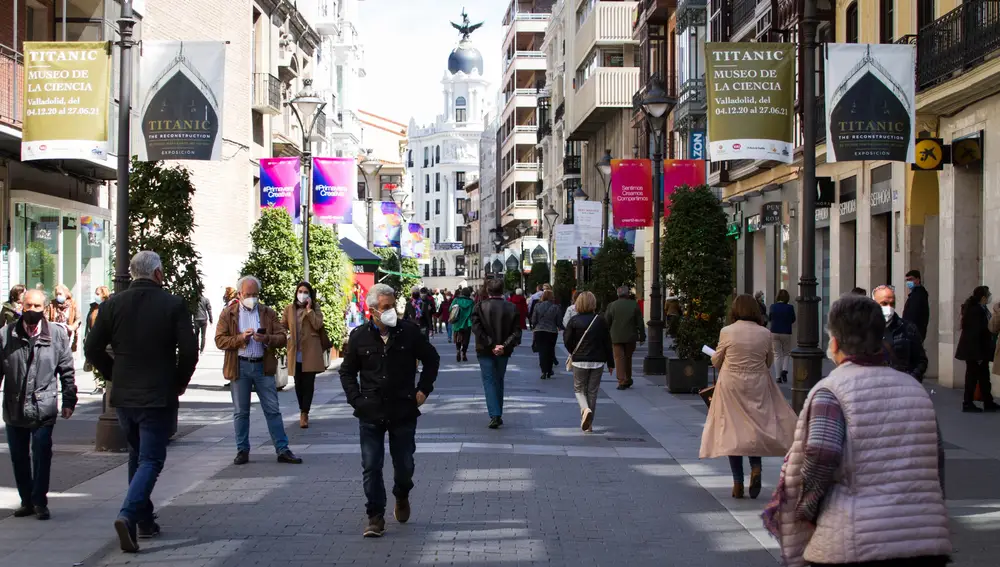 Gente caminando por la calle Santiago de Valladolid